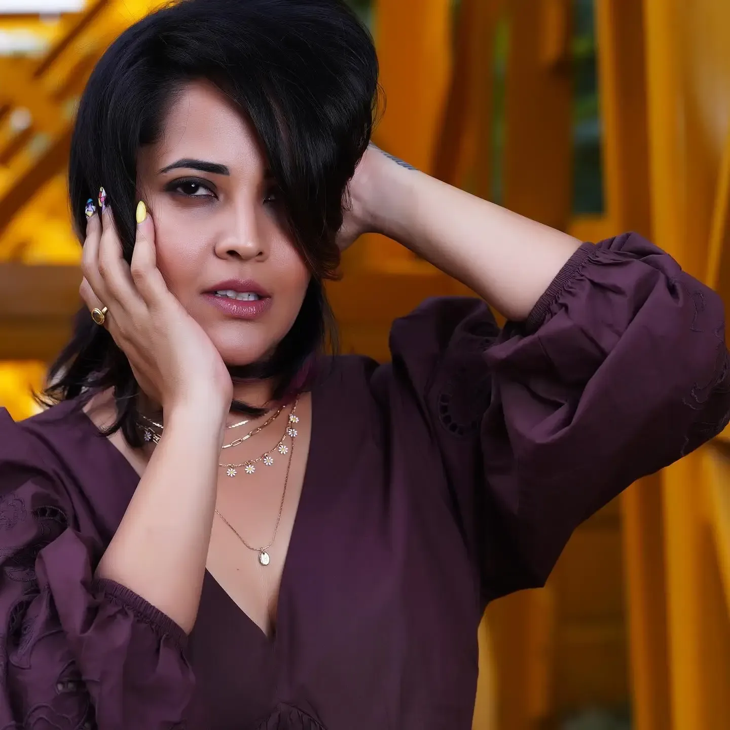 INDIAN ACTRESS ANASUYA BHARADWAJ LONG LEGS SHOW IN MAROON TOP 5